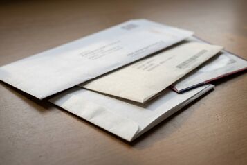 同棲相手が郵便物を隠す理由とは？借金を疑うサインと自然な聞き方